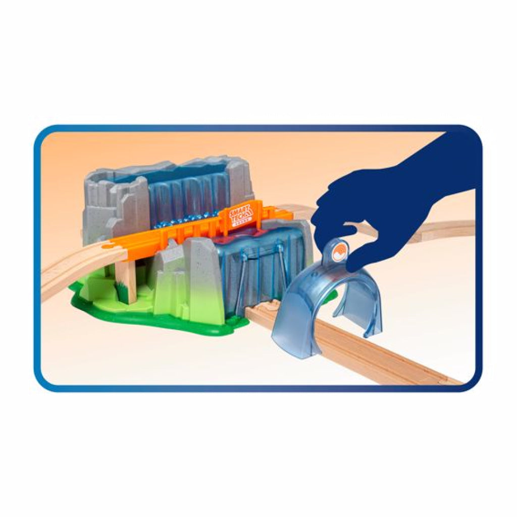 Brio Smart Tech Sound Waterfall Tunnel Brio